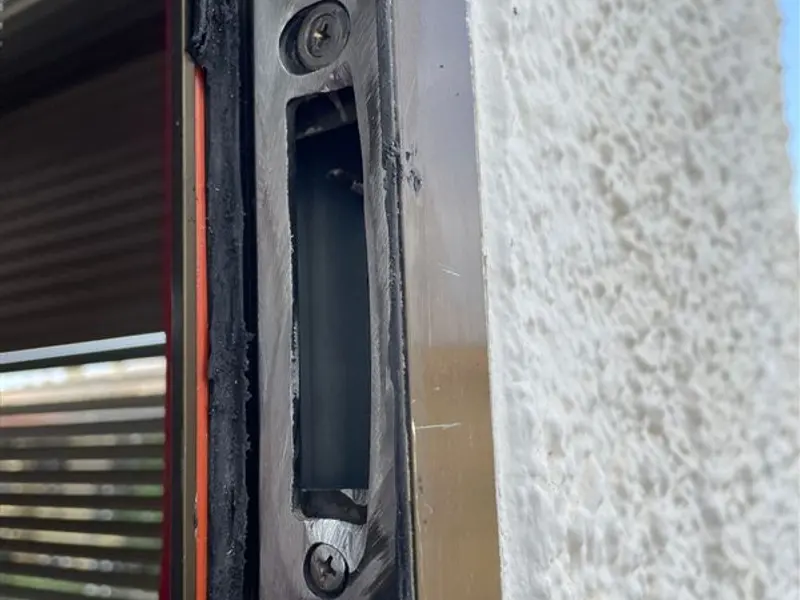 Cerradero ajustado en el marco de una puerta