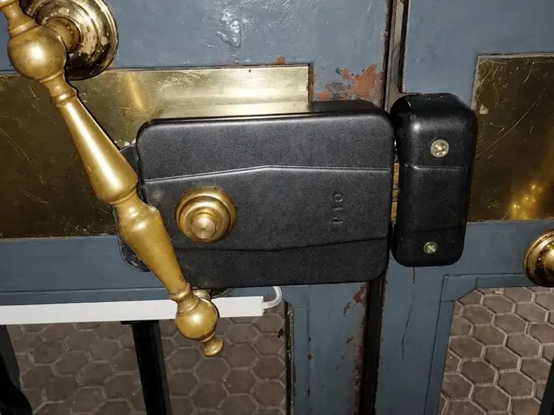 Cerradura reforzada en la puerta de un portal