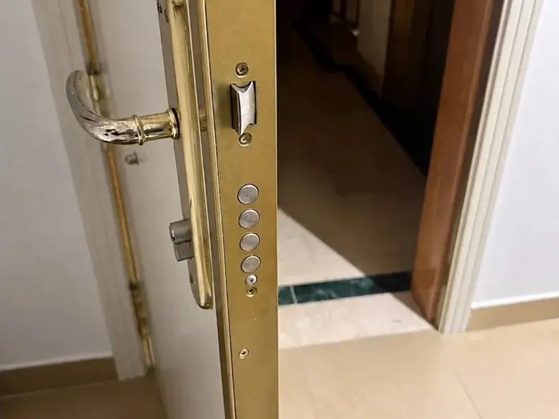 Cerradura de seguridad en la puerta de entrada de un piso