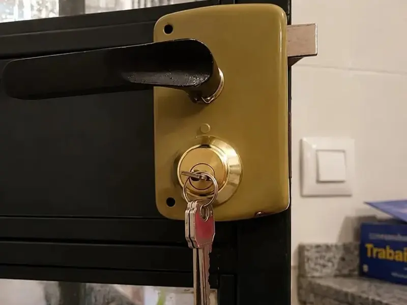 Cerradura de sobreponer en puerta metálica con cristal