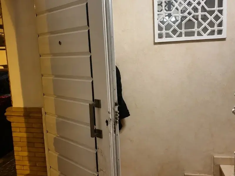 Puerta blindada revisada en la entrada de una vivienda