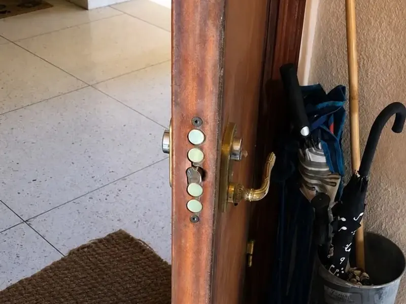 Puerta de madera con cerradura de bulones